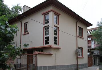 къща