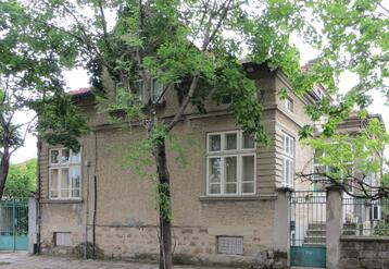 къща